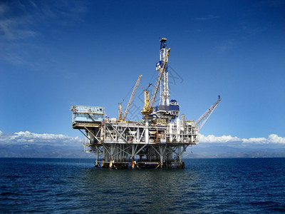 加利福尼亚州南海岸外的太平洋大型石油钻井平台图片