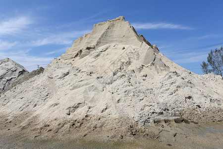 沙子和砾石堆反对蓝天图片