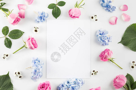 带有玫瑰绣球花和空白卡的花卉组合物图片