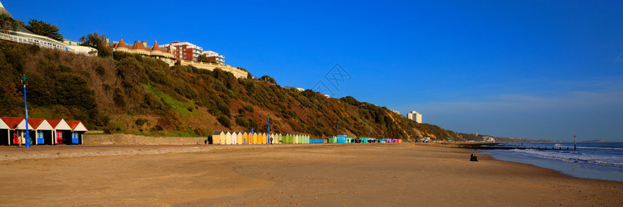 伯恩茅斯海滩和海岸英国多塞特英国靠近普尔以蓝色天空全景的图片