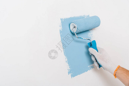 在家中用蓝色粉刷墙壁的人剪影图片