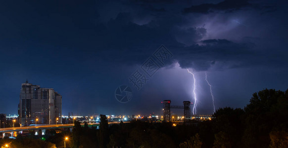 雷电照明和暴风雨在图片