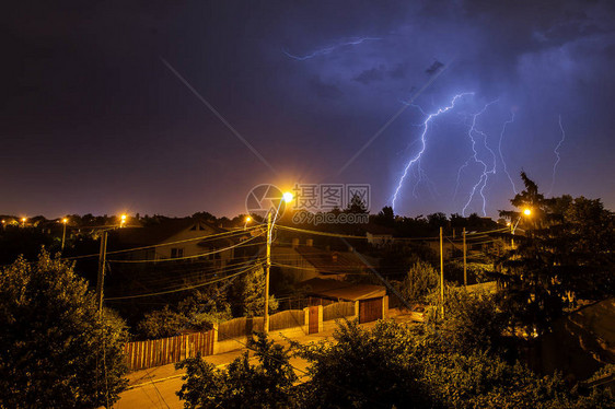 大半夜的暴雷在乡边房屋上狂风暴雨图片