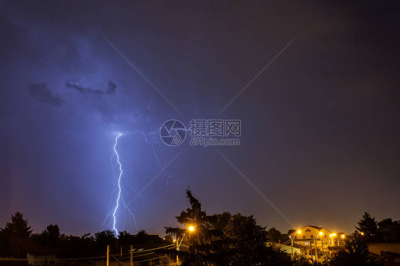 大半夜的暴雷在乡边房屋上狂风暴雨图片