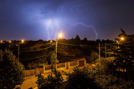 大半夜的暴雷在乡边房屋上狂风暴雨图片