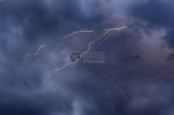 云和雷电闪和风暴图片