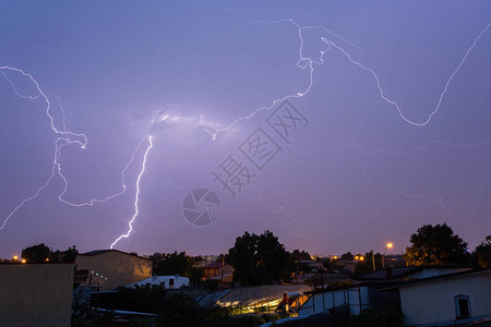 大半夜的暴雷在乡边房屋上狂风暴雨图片