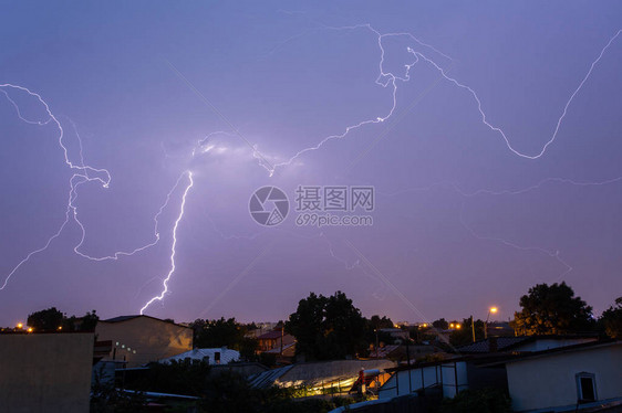 大半夜的暴雷在乡边房屋上狂风暴雨图片