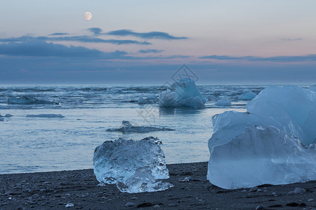 漂浮在冰岛Jokulsarlon冰川环礁湖和海图片