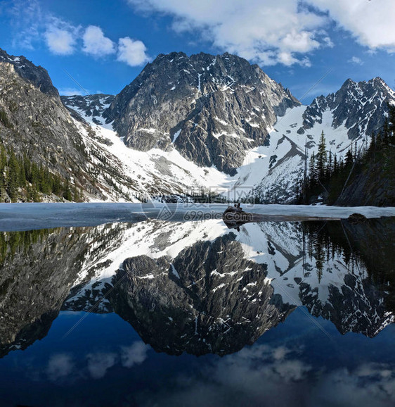 在高山湖平静清澈的水中图片