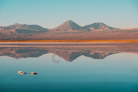 在一座大火山的水惊人的镜面反射图片