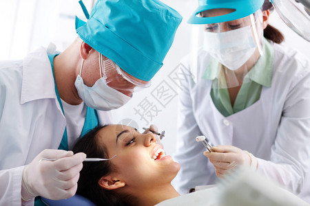 在牙科诊所进行口腔治疗的图片