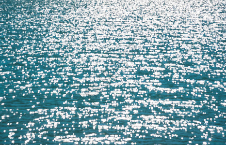 蓝水湖中带太阳反射的图片