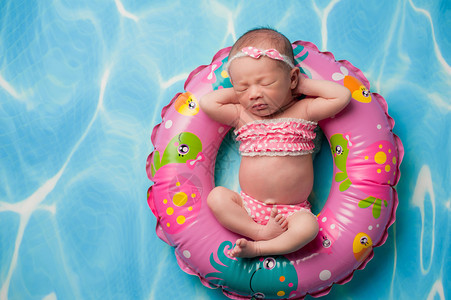 她睡在粉红色充气的游泳圈上穿着粉红色Polkadot比基尼的11天图片