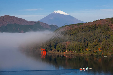 以富士山为背景的芦之湖图片