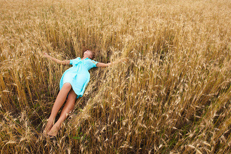 美貌女躺在小麦田图片