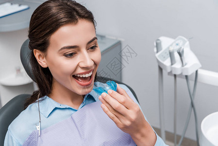 在牙科诊所里拿着蓝色聘礼和微图片
