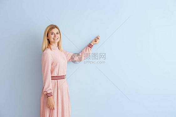 漂亮的女老师彩色背景上有粉笔图片