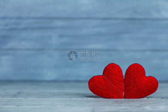 木制纹理背景上的爱心情人节卡片的概念情图片