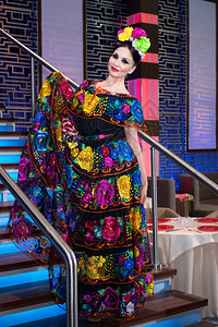 穿着刺绣传统礼服的墨西哥女人站图片