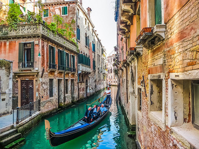 传统Gondolas关于意大利威尼斯多彩历史房屋之图片