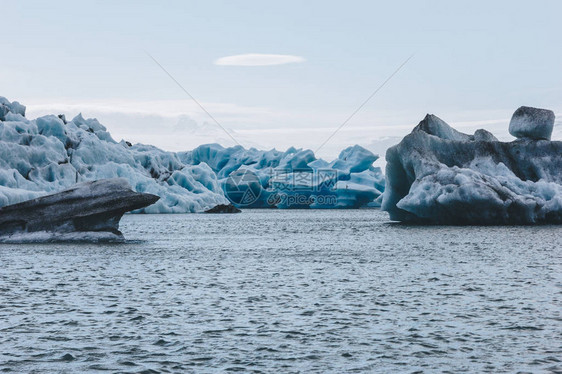 在冰岛Jokulsarlon湖中漂浮在蓝天图片