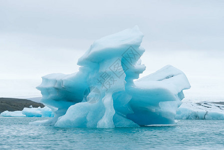 冰川泻湖中的冰山图片