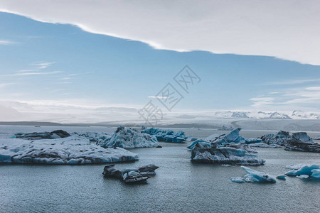 冰岛Jokulsarlon湖中漂浮的冰川图片