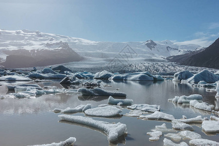 冰雪融化在冰的Fjallsarlon湖中漂浮图片