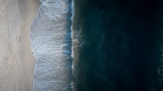 以沙滩和蓝色海浪从海边图片