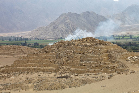 秘鲁Caral最著名的考古遗址金字塔秘图片