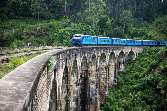 在斯里兰卡德莫达拉的九大拱桥上通过火车图片