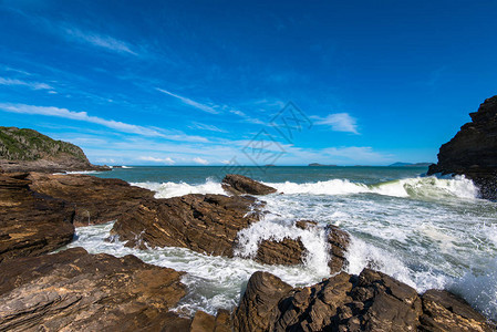 海浪撞击岩石的美丽风景背景图片