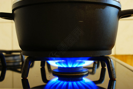 煤气灶上的黑锅图片