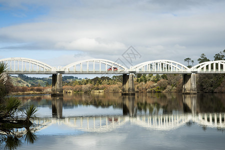 跨越瓦伊卡托河的图阿考大桥传统的混图片