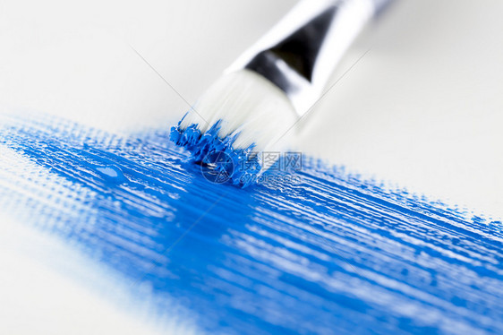 艺术画笔和蓝色丙烯颜料图片