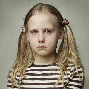 哭泣的孩子年轻女孩哭泣肖像图片