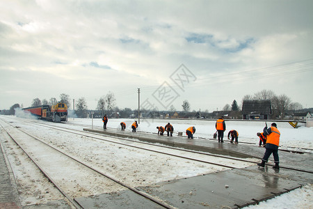 清理铁路和火车上的积雪图片