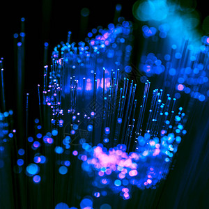 闪亮蓝色和紫色纤维光纤通信技术的选择焦点背景图片