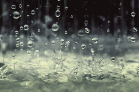 雨季滴落到地上的近景复古色调图片