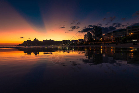 伊帕内马海滩日落的景象图片