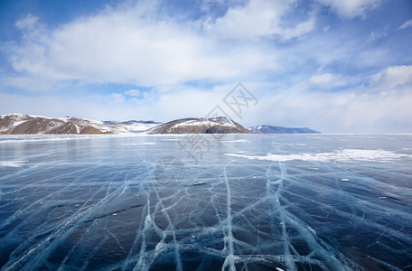 西伯利亚湖Baikal的冬季冰雪风景宽阔角度拍摄图片