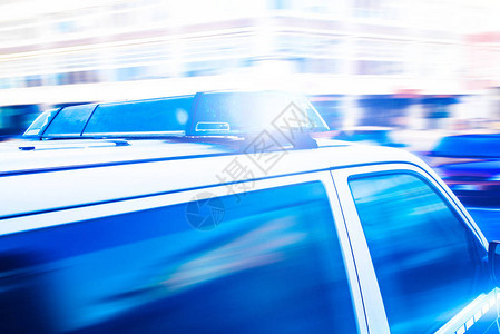警车上闪烁的蓝灯特写图片