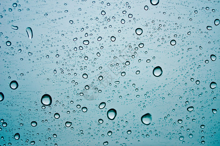 雨水滴在车镜背景上图片