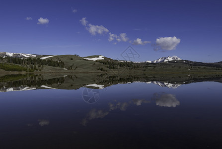 云和山的美丽湖反射图片