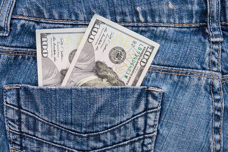蓝色牛仔裤口袋里的一百美元钞票图片