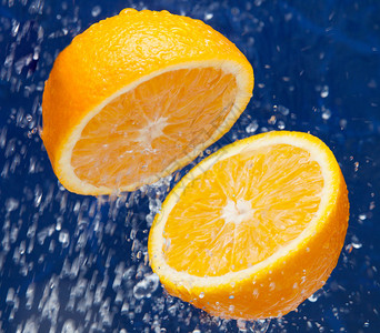 水滴下的鲜甜橙图片