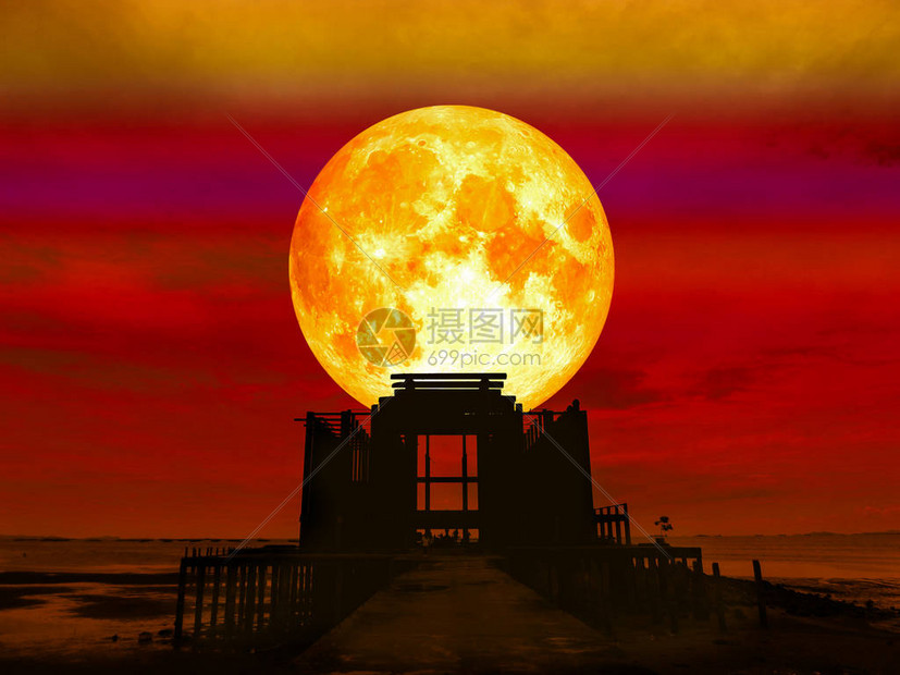 海上废弃寺庙上空的超级满血月亮图片