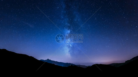 夜空全景有移动的恒星和图片