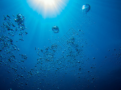 来自海洋中的水肺潜水员的气泡上升到海面图片